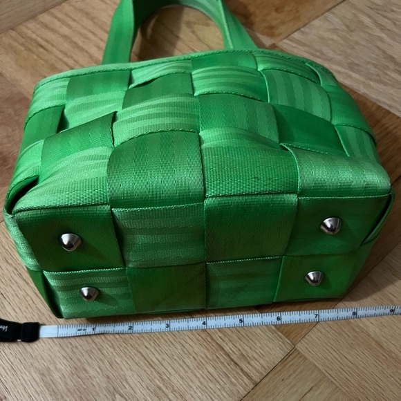 Harvey’s Green Seatbelt Bag - Picture 12 of 14